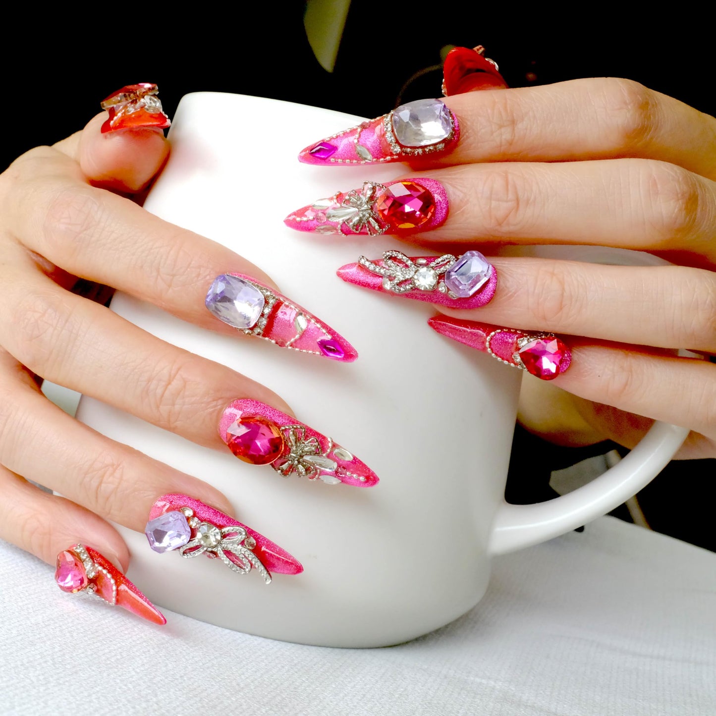 [GLORS] Luxury Press-On Nails, Pink Glitter False Nails with Rhinestones and Pearl Chain in Long Stiletto, 10 Pieces (S, LS)