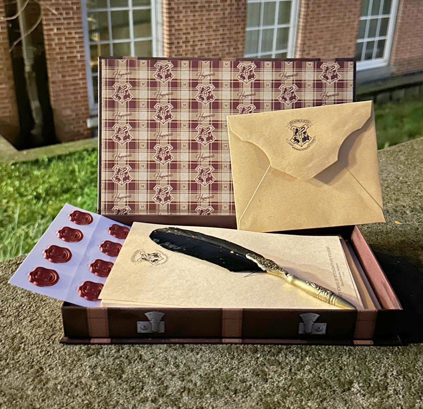 Conquest Journals Harry Potter Boxed Stationery Set, 20 Hogwarts Letterhead Stationery, 20 Corresponding Envelopes, 20 Wax Seals, Keepsake Travel Trunk Box, Feather Ballpoint Pen, Officially Licensed
