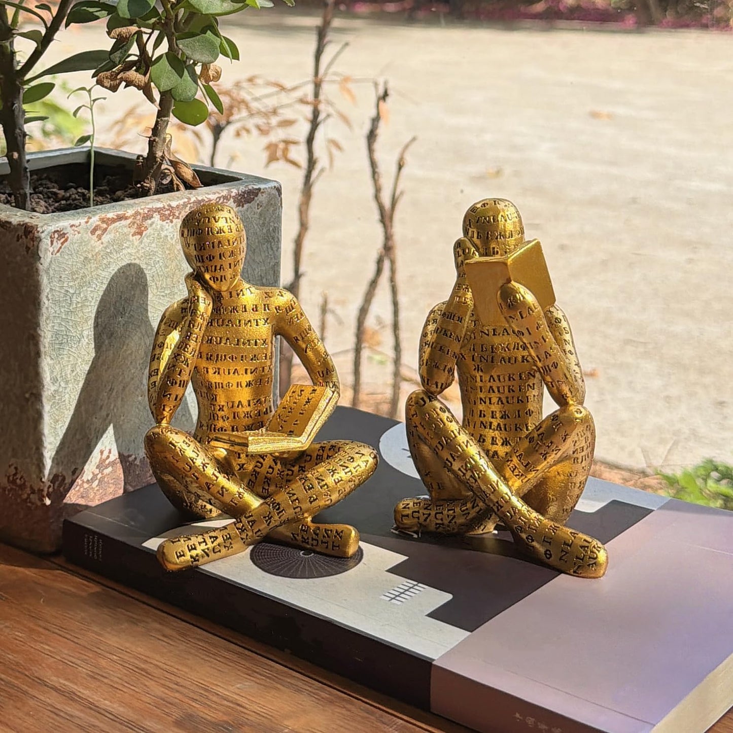 Antique Gold Reading Thinker Statue, Set of 2 Bookshelf Decor Abstract Art Thinker Sculptures, Modern Aesthetic Figurine Home Decoration Ornaments for Living Room Office Shelf Coffee Table Desk Decor