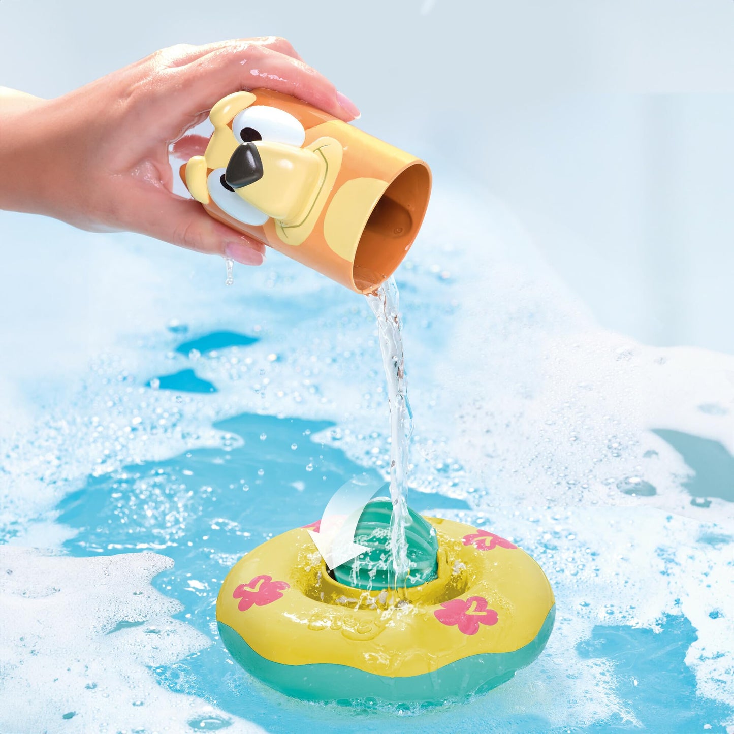 TOMY Toomies Splash & Float Bingo and Bluey Water Toys - 2-in-1 Toddler Bath & Pool Play Set with Pour Cups & Water Wheels - Ages 18 Months+