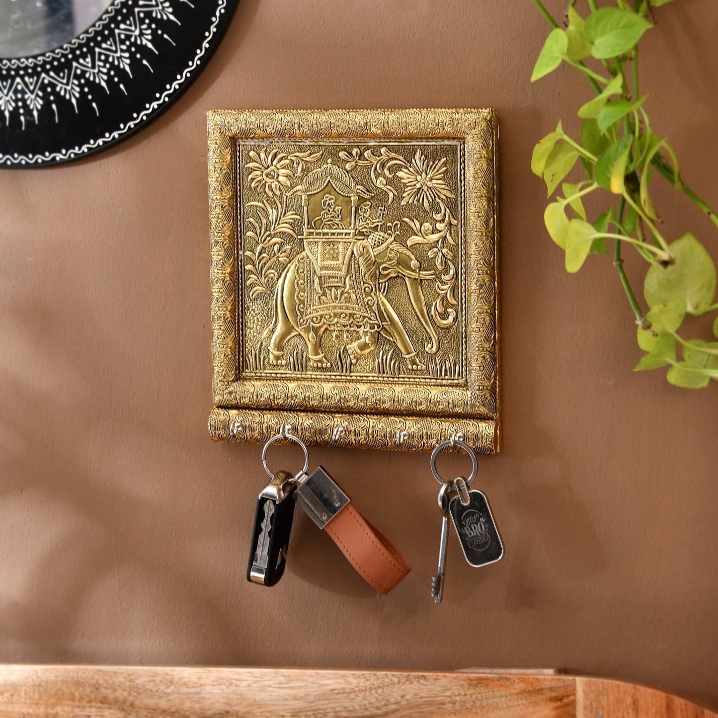 LOVENSPIRE Key Holder Décor Elephant Design Key Hooks for Wall Hanging Hand Crafted Decorative Showpiece Key Organizer Home Decor Wall Mounted 5 Hooks for Entryway Living Room Housewarming Gift