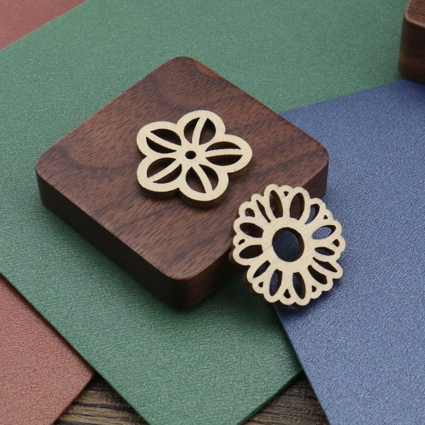 Micro Traders 100PCS Flower & Leaf Shapes Wooden Slices Wooden Embellishments Decorative Wood Chips Ornaments for DIY Scrapbooking Card Making Crafts