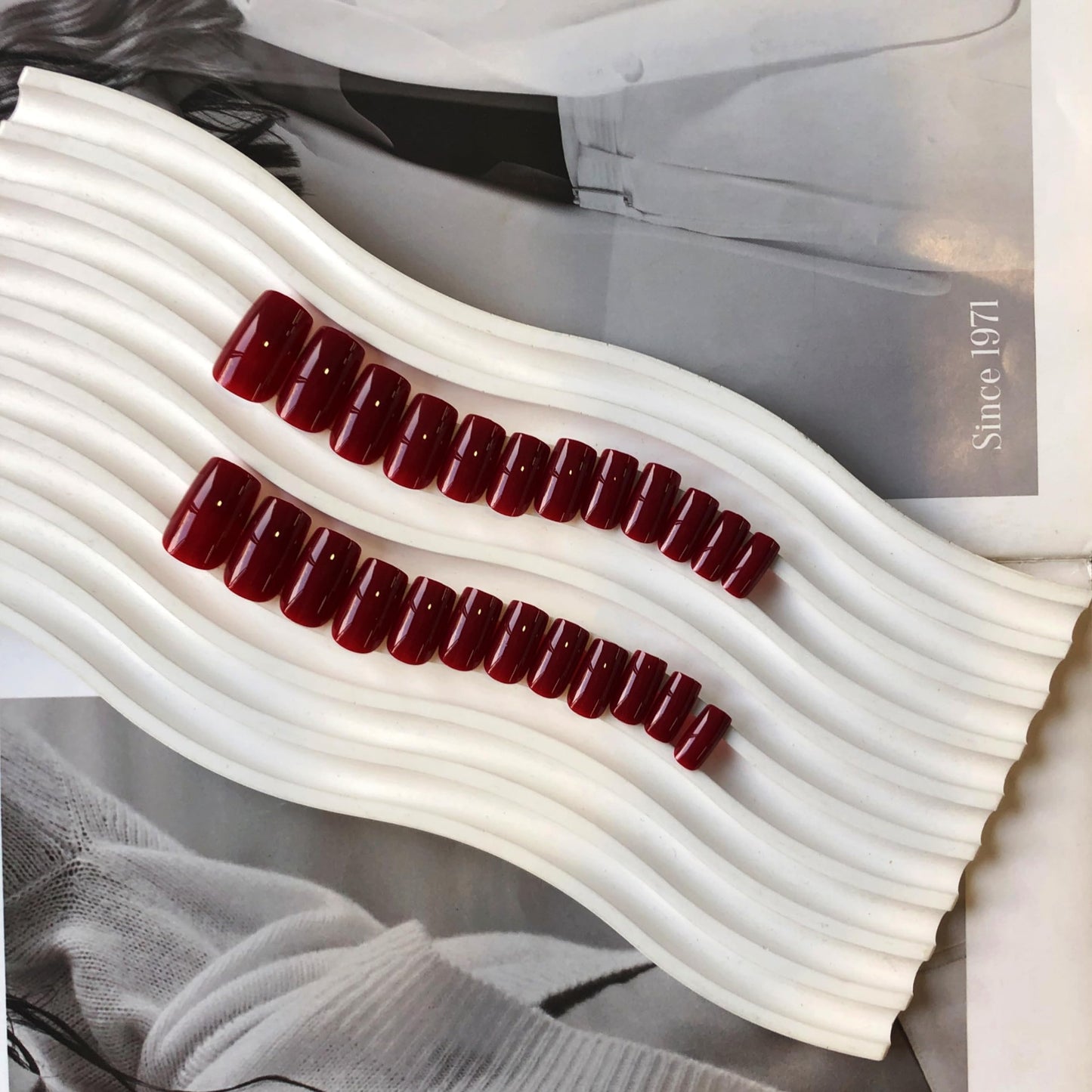 KQueenest Dark Red Press on Nails Short Medium Square, Burgundy Glue on Nails for Women, Solid Gel Dark Fake Nails Short, Reusable Coffin Acrylic Nails Press on for Finger Decoration in 24 Pcs