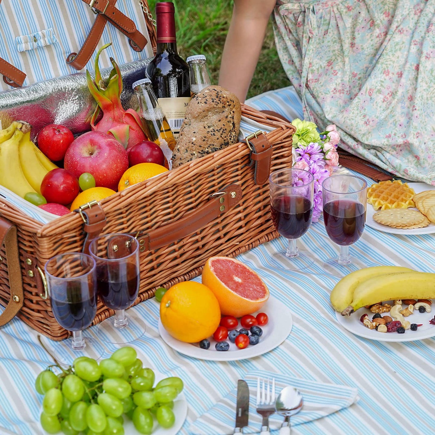HappyPicnic Wicker Picnic Basket Set for 4 Persons | Large Willow Hamper with Large Insulated Cooler Compartment, Waterproof Blanket and Cutlery Service Kit-Classical Brown