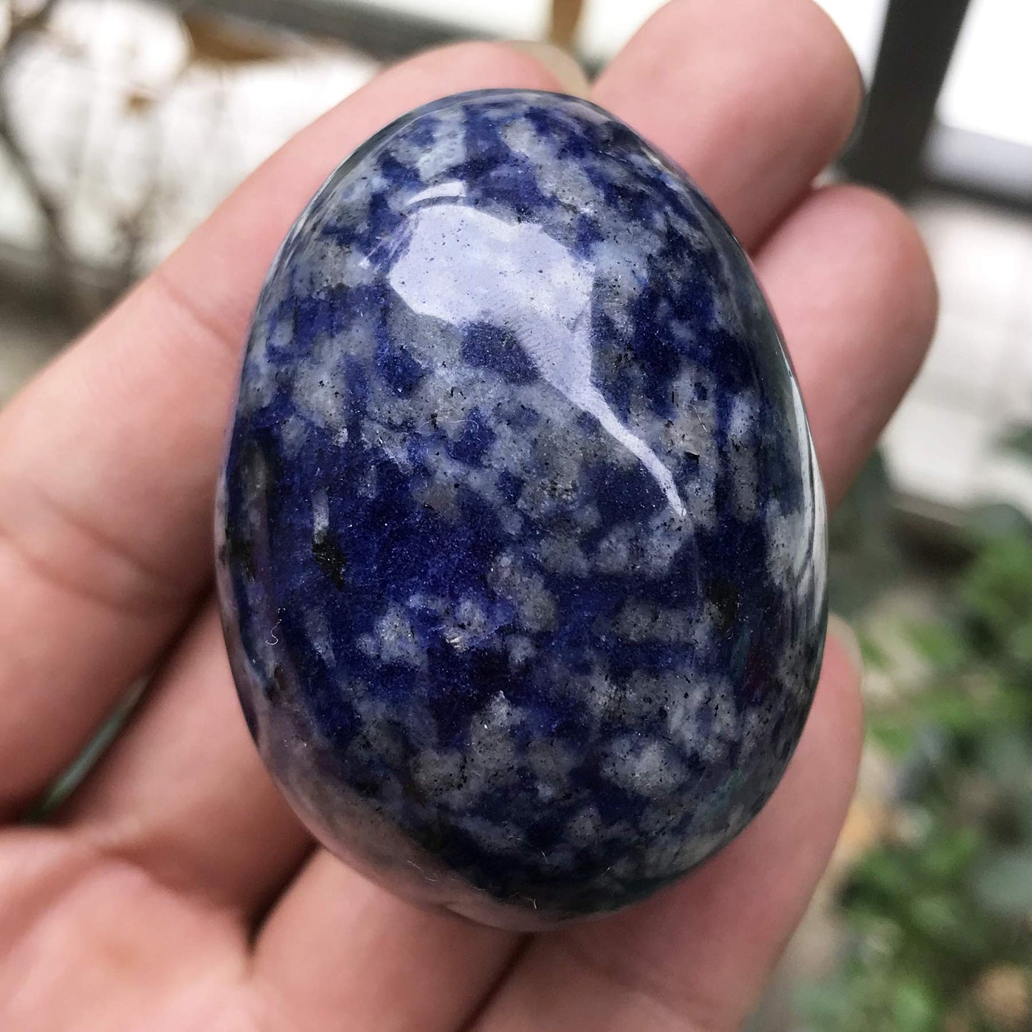 Fekuar Stone Egg Figurine, Polished Healing Crystal Easter Eggs Sphere Sculpture with Wood Stand, Natural Sodalite, 1.8"