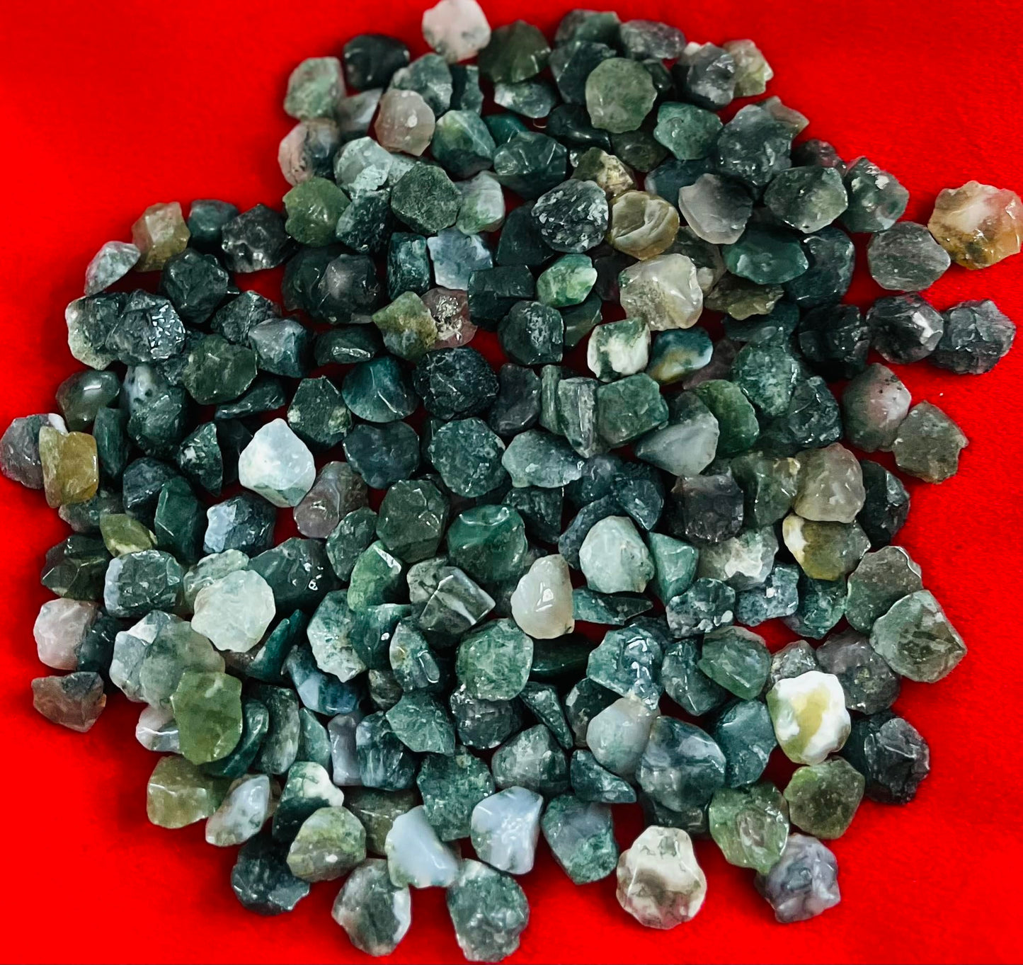 Indian Consigners Natural Crushed Polished Tumbled Gem Stone Chips, Decoration & Healing Crystals (Moss Agate)
