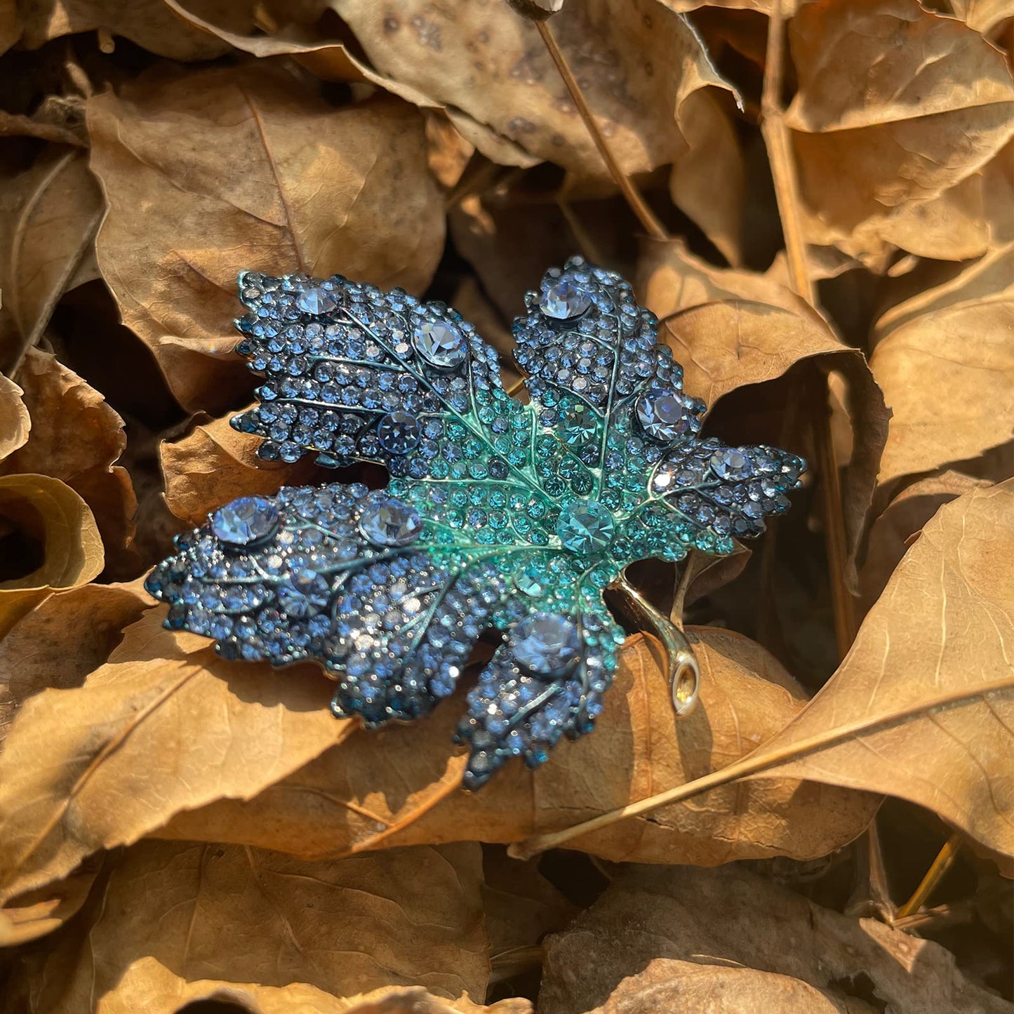 AILONMEI Brooches for Women Fashion Large Leaf Corsage Broach Costume Womens Brooches & Pins (Blue Maple Leaf)