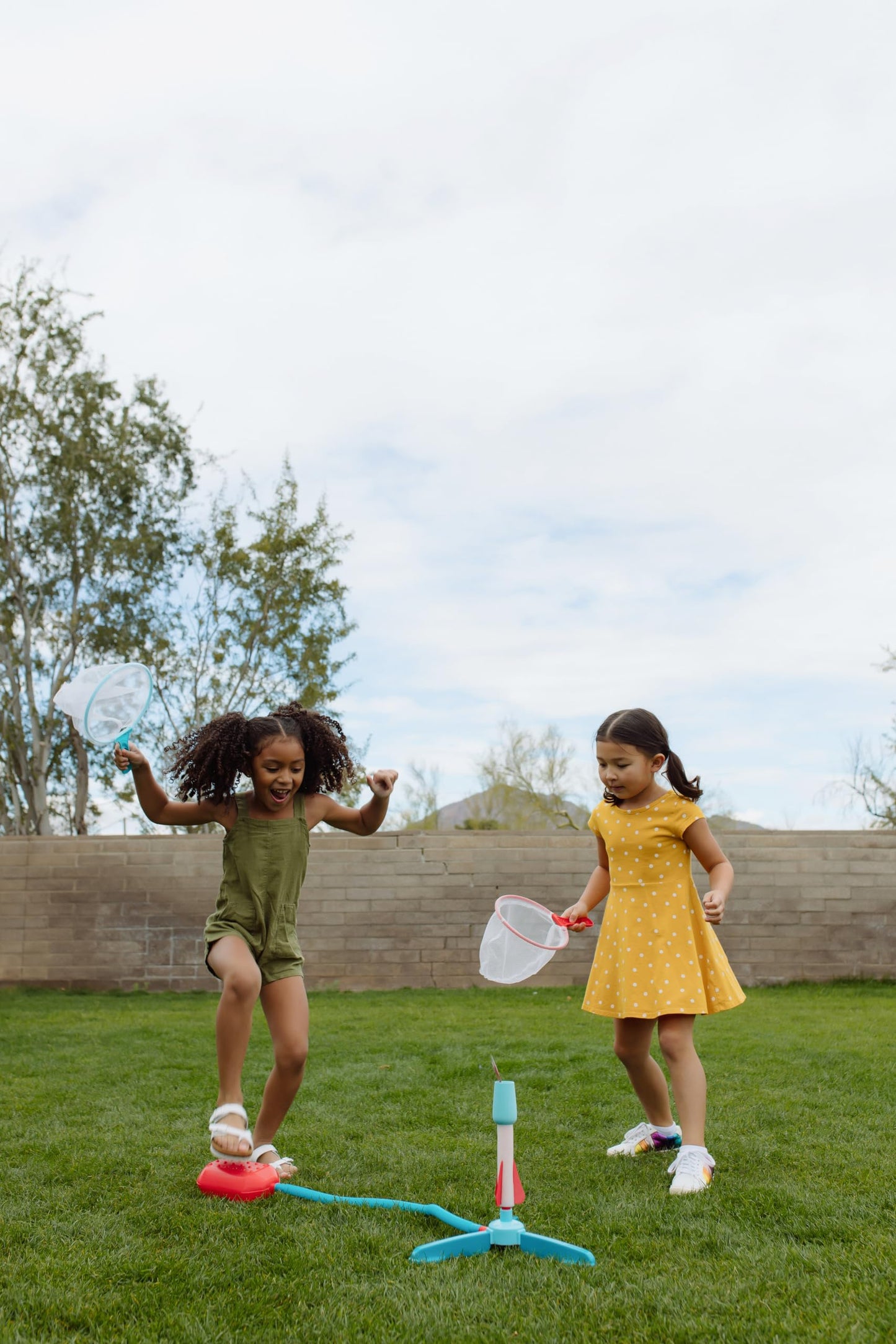 Chuckle & Roar - Sky-High Flutterflies - Outdoor - Competitive Launcher Butterfly Catching Game - Nets Included - Great for Active Kids - Ages 4 and Up