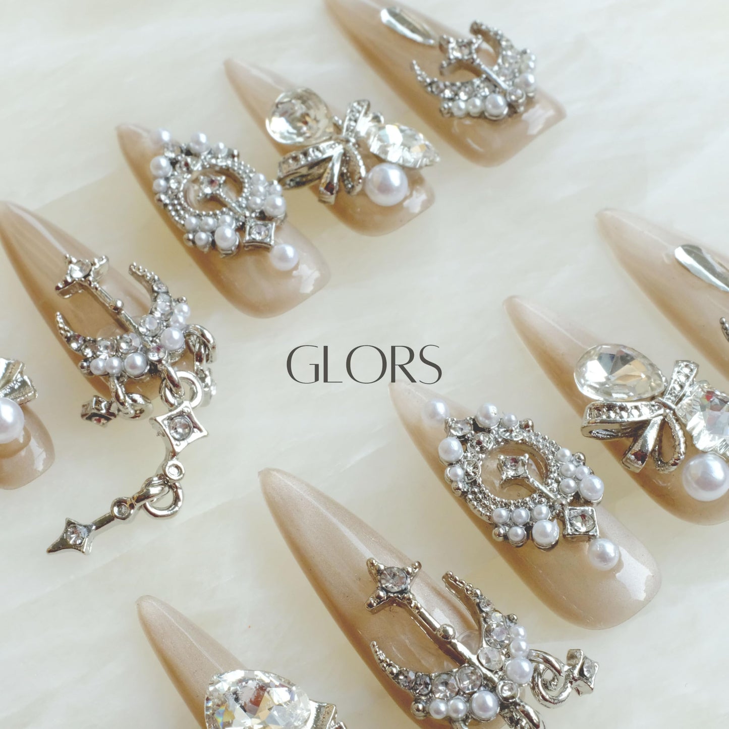 [GLORS] Luxury Press-On Nails, Nude False Nails with Rhinestones and Pearl Chain in Long Stiletto, 10 Pieces (S, LS)