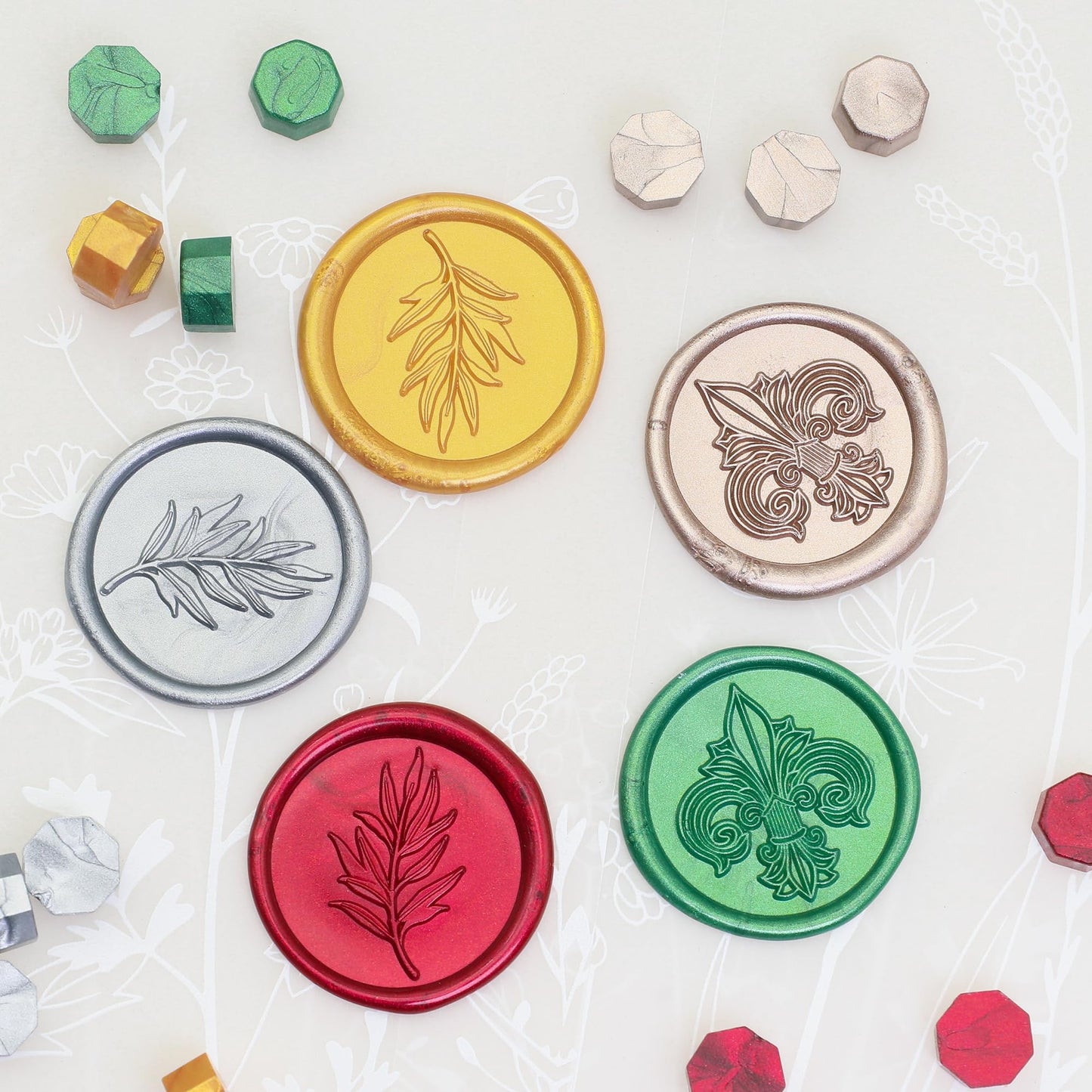 SWANGSA 1000 Pcs Christmas Sealing Wax Beads Kit with 2 Tea Candles and 1 Spoon, Great for Christmas Cards, Wedding, Invitations, Envelopes, Gift, Wine Packages