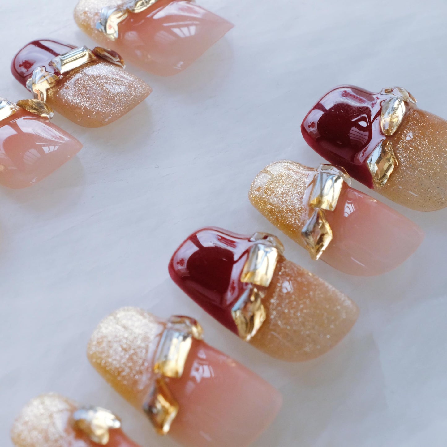 GLORS Press on Nails, Red Cat Eye False Nails with Gold Glitter, Short Square Shape, 10 Pieces (Small, SS)