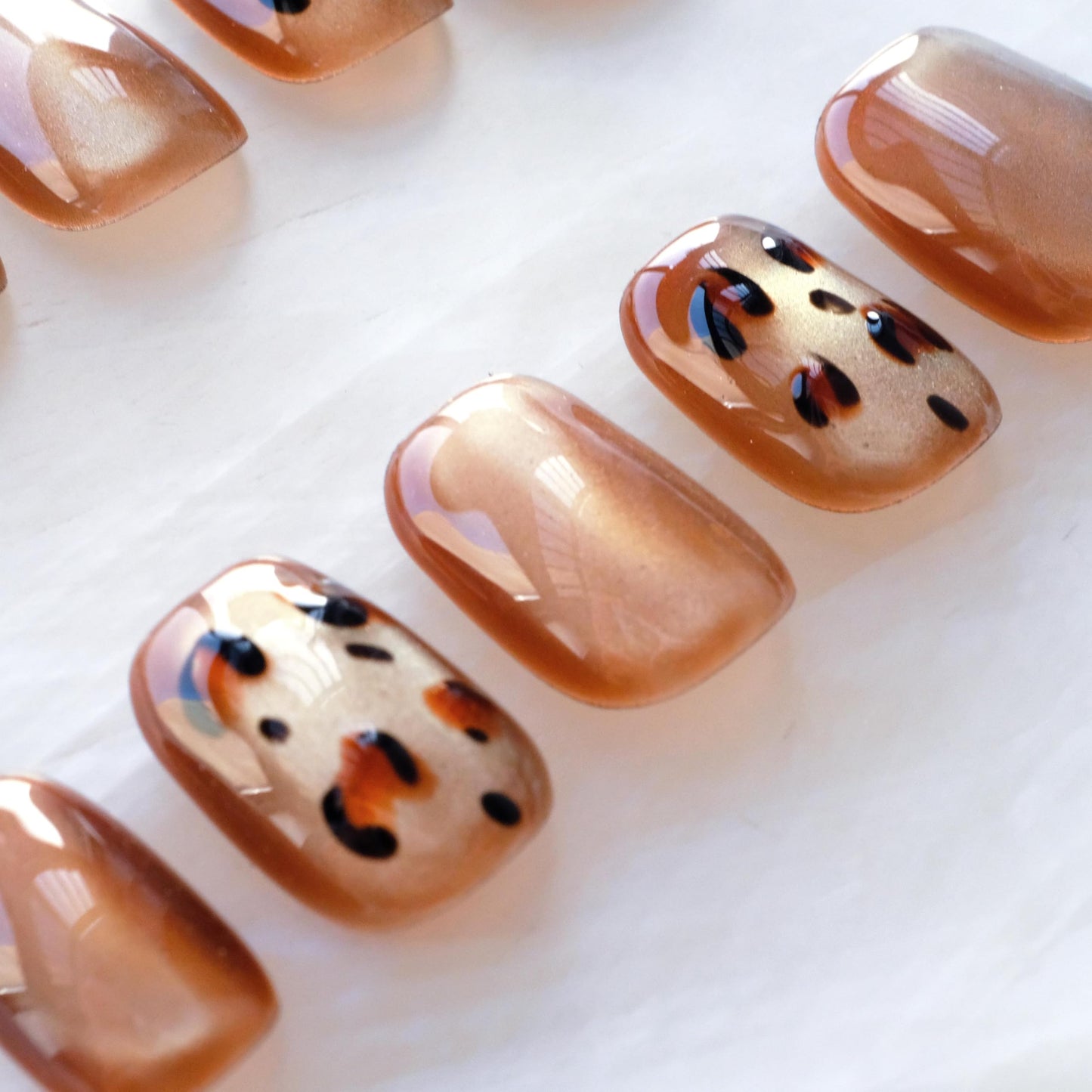 [GLORS] Caramel Leopard Glitter Cat Eye False Nail Press-Ons - Premium Fall Winter Style, Short Square Shape, 10 Pieces (XS, SS)