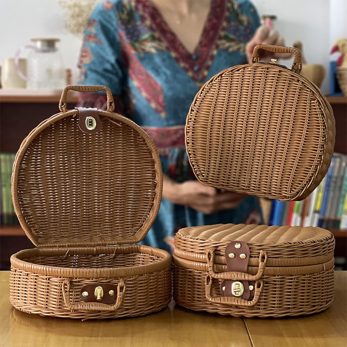 Vintage Rattan Basket, Round Woven Picnic Basket Purse with Handle Small Suitcase Retro Weaving Vine Weaving Carrying Case Gift Box for Beach, Travel & Daily Use. (M)