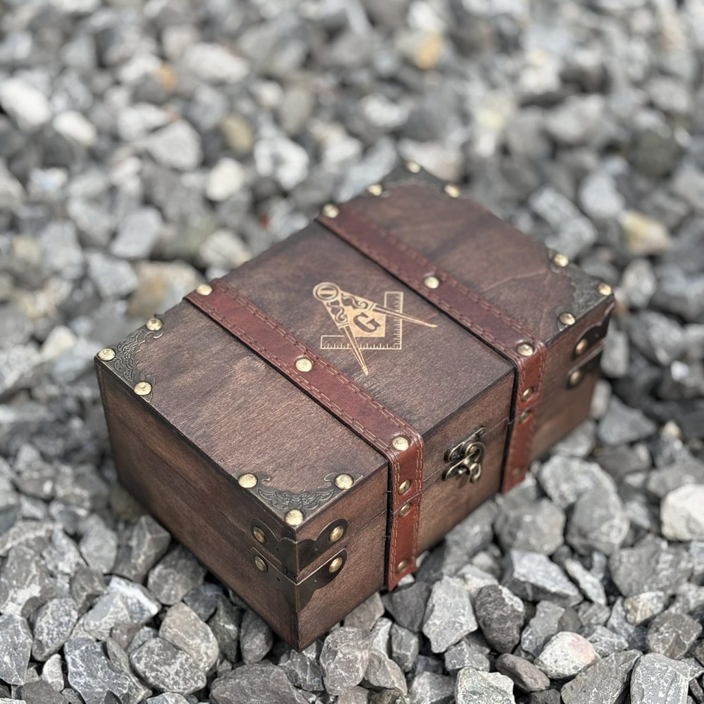 vuagmiv Masonic Engraved Wooden Chest Box with Velvet Lining – Freemason Supplies & Tools Storage, Keepsake & Jewelry Organizer