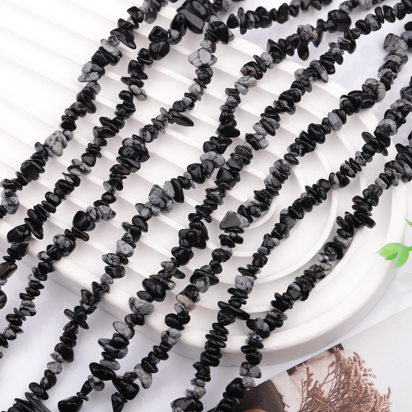 200pcs Natural Irregular Chip Stone Beads 5-8mm Pre-Drilled 30-inch Strand Semi-Precious Healing Crystal Beads for DIY Jewelry Making Bracelet Chakra Crafts Snowflakes