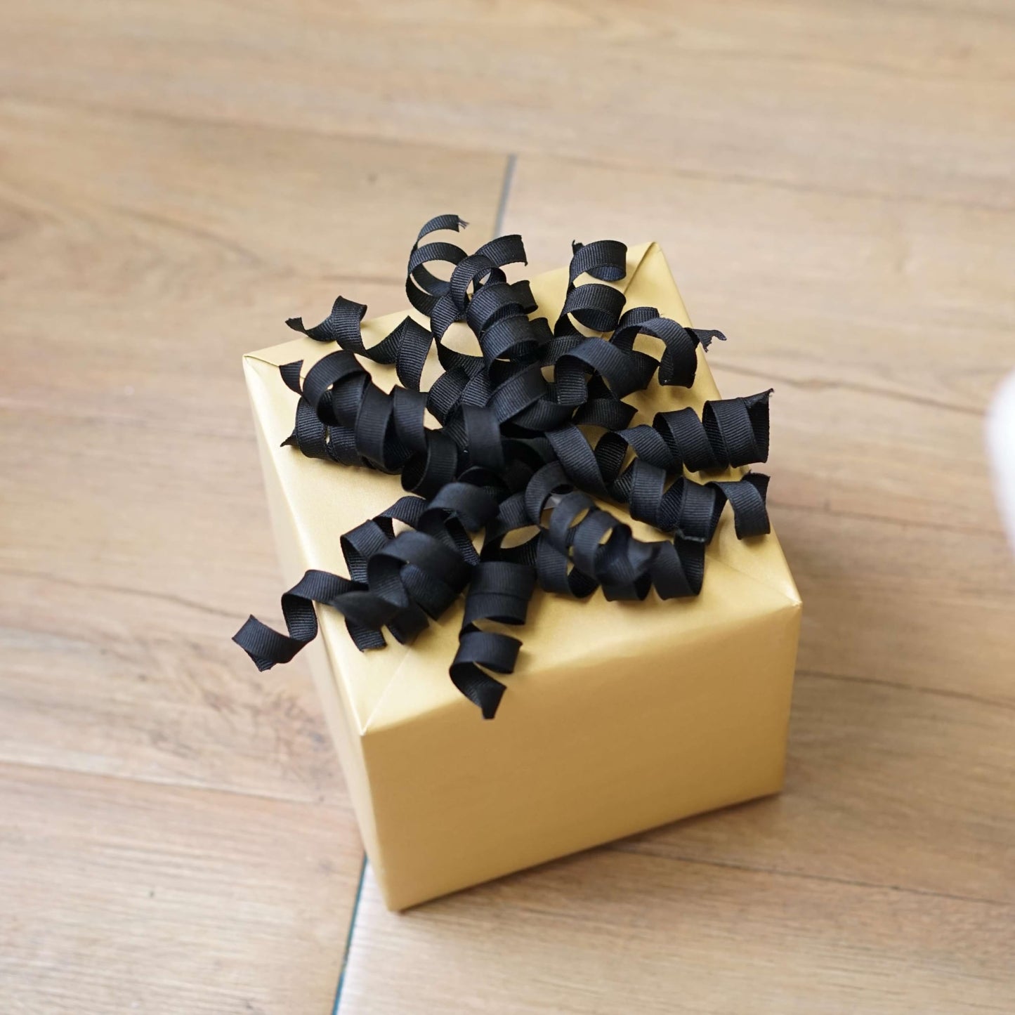 Black Curly Bows,Curly Ribbon Gift Bows,Self Adhesive Burst Gift Bow for Presents,Bows for Valentine's Day,Birthday Gifts,Holiday Party,Gift Wrapping,8 Counts