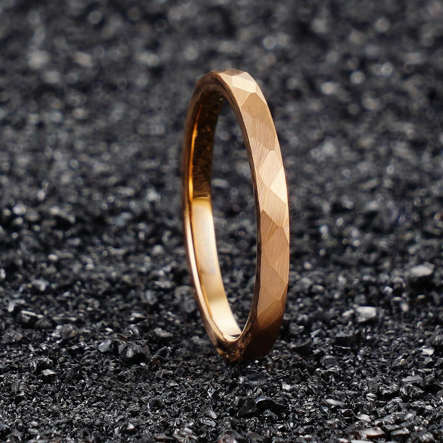 JEWPER 2/4/6/8mm Black/silver/gold Tungsten Rings for Men Womens Couple Fashion Jewelry Promise Engagement Wedding Band Hammered Inner ring inlaid with olive wood Carbide Polished Edge Comfort Fit