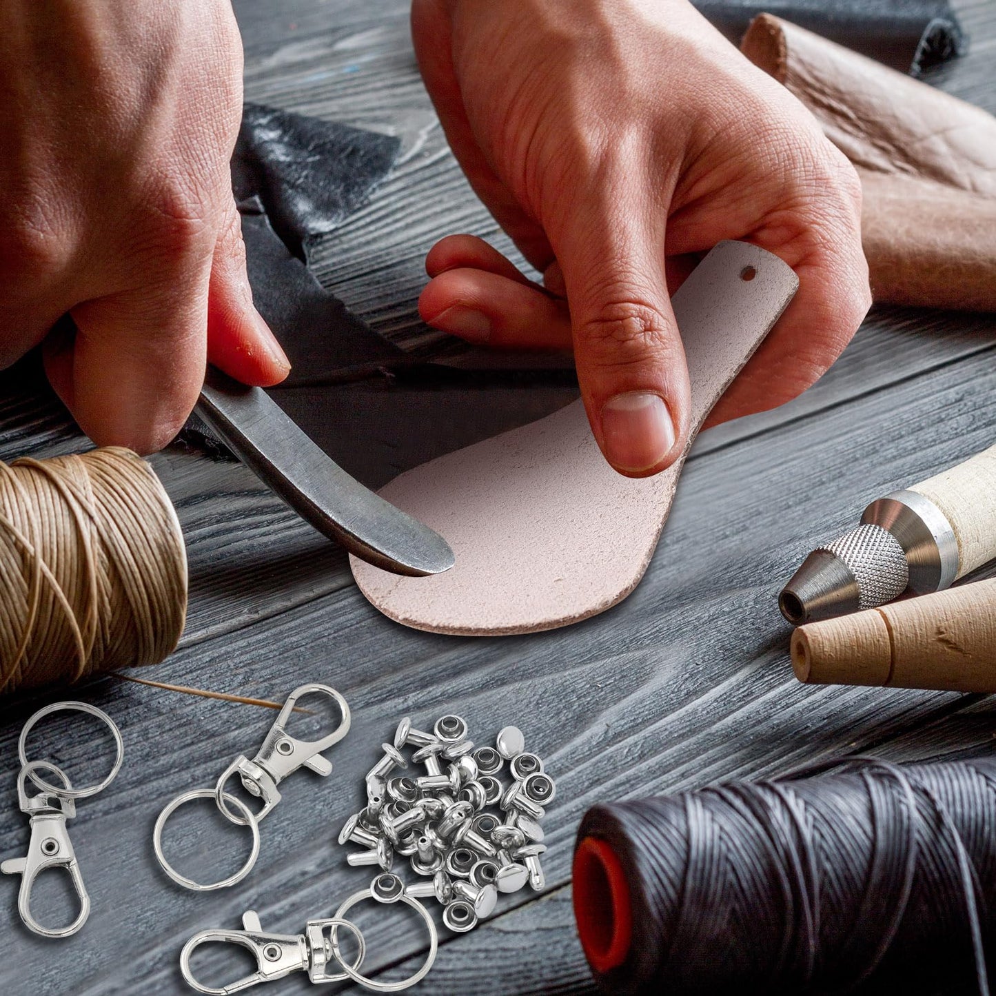 Landical 20 Pcs Leather Keychain Blank Craft Kit PU Leather Key Swivel Hook Keyring for DIY Stamping Laser Engraving(Round)