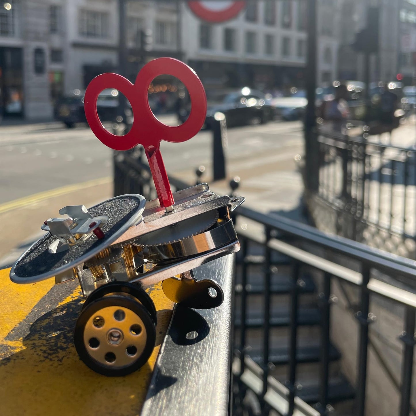Kikkerland Sparklz Wind Up Gear Box