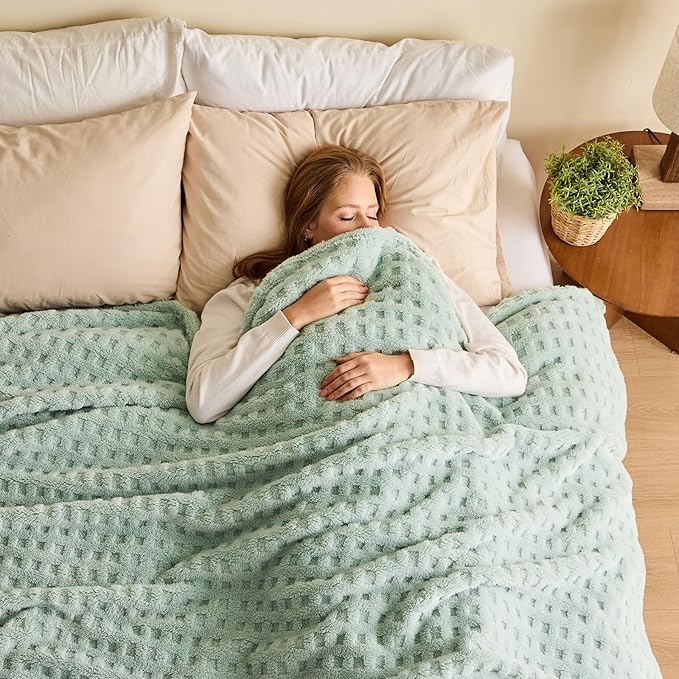 NEWCOSPLAY Super Soft King Blanket Green Premium Silky Flannel Fleece 3D Waffle Checkered Lightweight Bed Blanket All Season Use (New Sage Green, King(90"x110"))