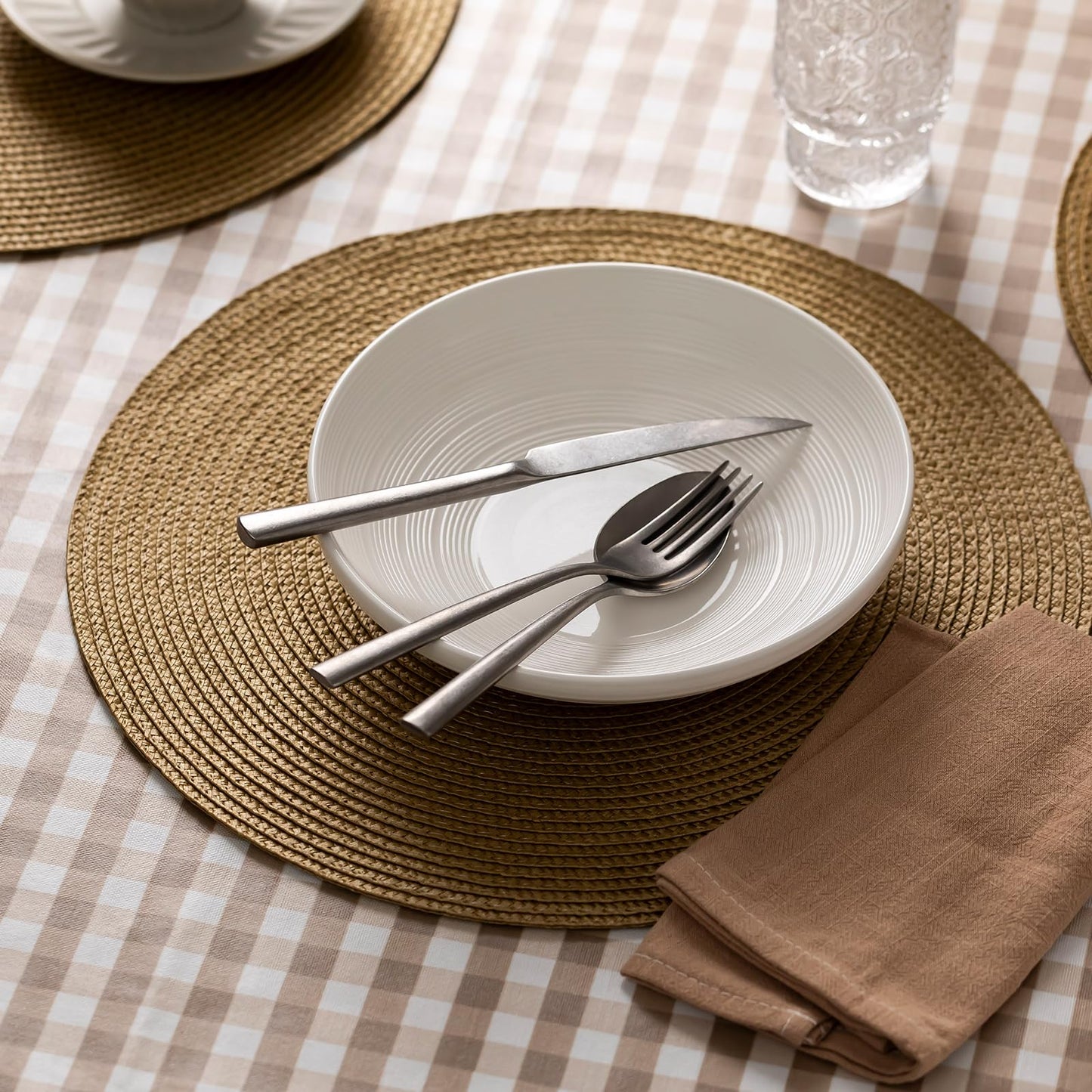 Baroyal Round Placemats Set of 8 Plastic Woven Placemats Washable Wipeable Table Mats for Dining Table Heat Resistant Non-Slip Circle Place Mats (Tan)