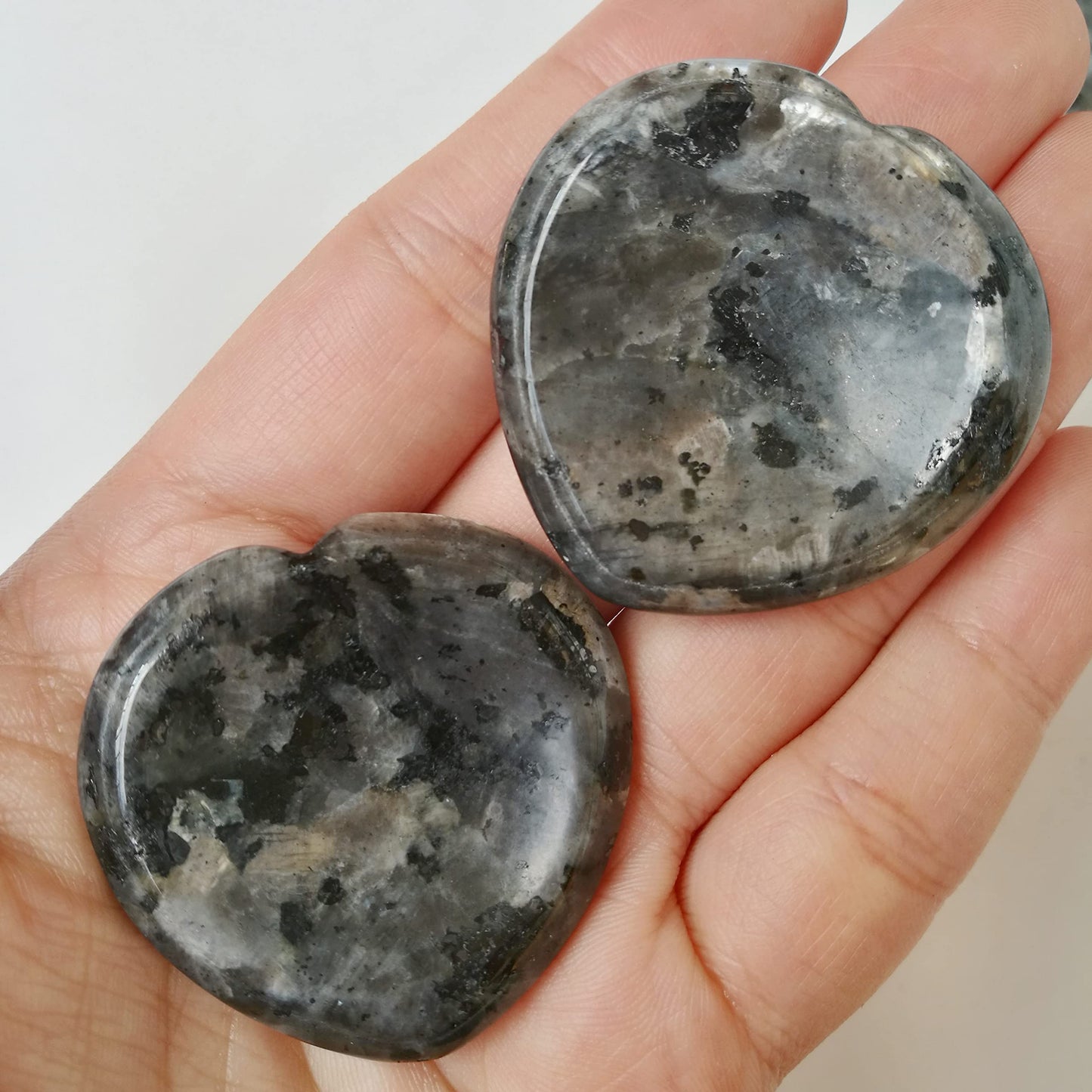 Bacatgem Natural Black Labradorite Heart Chakra Thumb Worry Stone,Hand Carved Healing Crystal Shaped Stone for Anxiety Stress Relief Meditation
