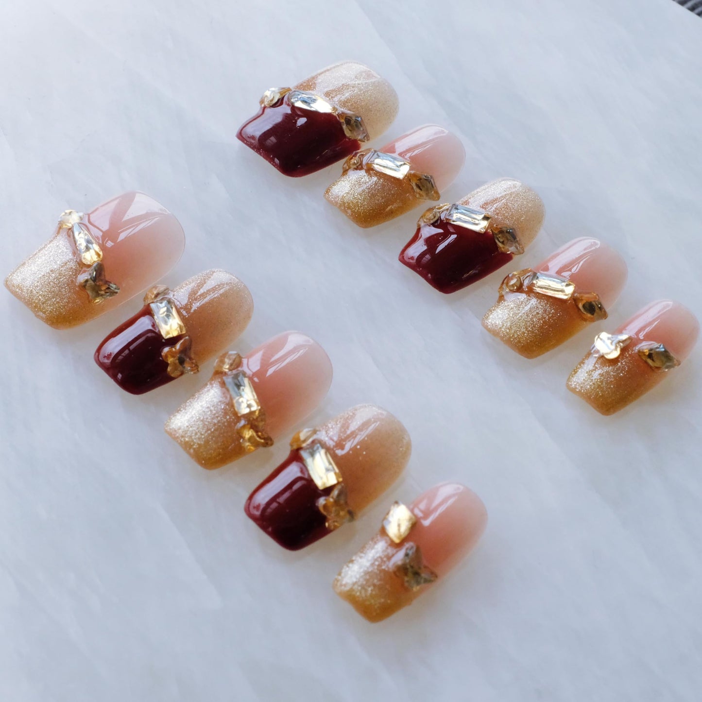 GLORS Press on Nails, Red Cat Eye False Nails with Gold Glitter, Short Square Shape, 10 Pieces (Small, SS)