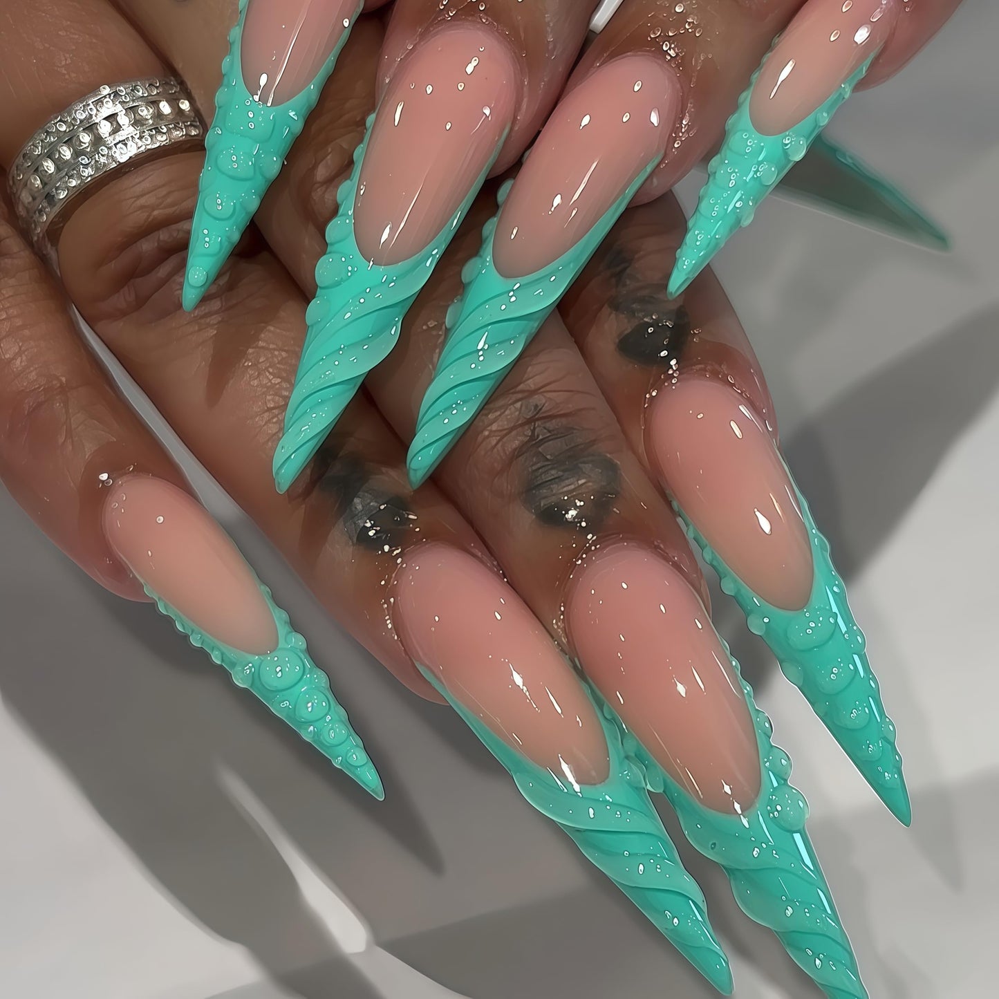 Stiletto Press on Nails Long Fake Nails Green Extra Long Glossy Acrylic Nail Press on French Tip Artificial with 3D Water Droplets Designs Stick on Nail for Women 24pcs
