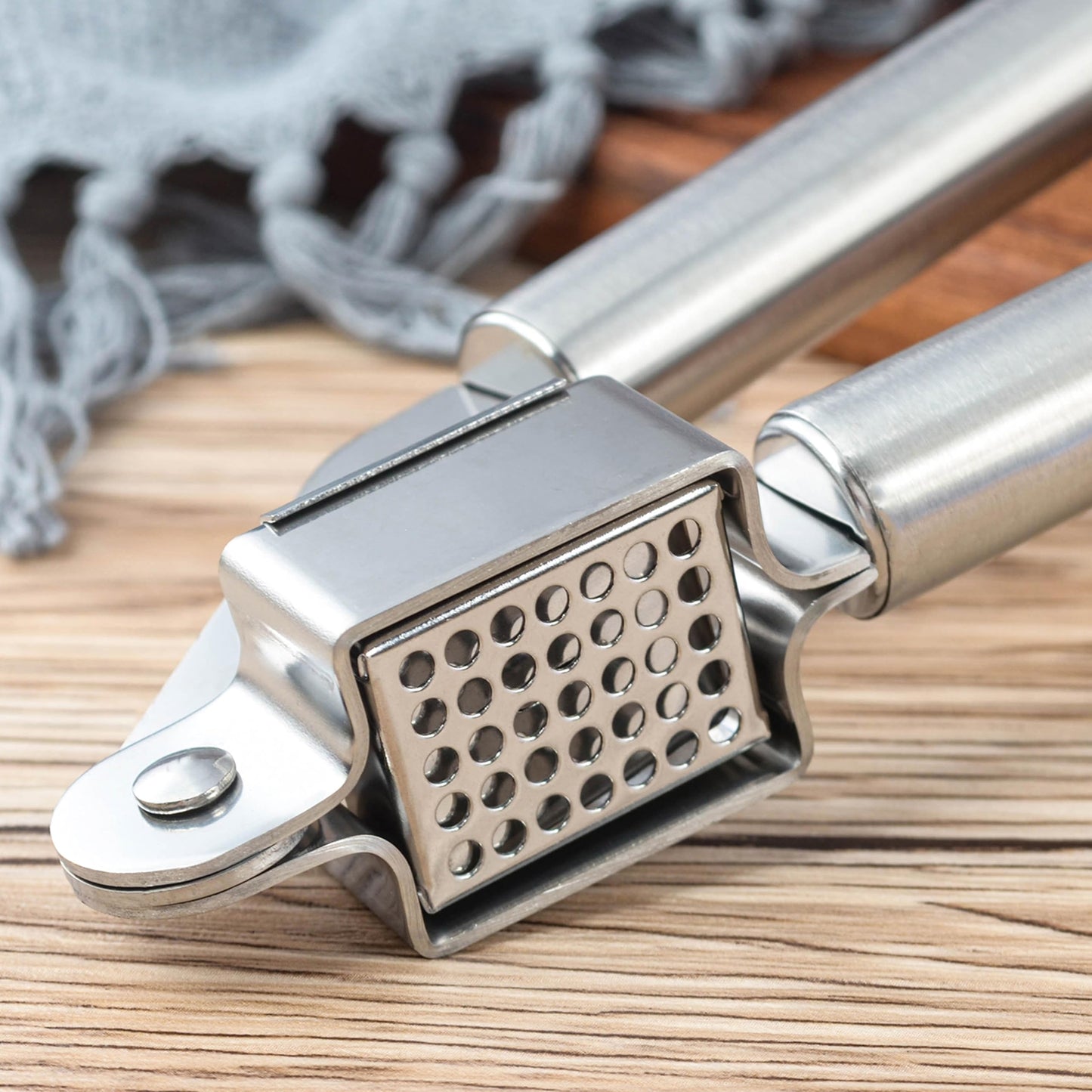 Garlic Press Stainless Steel Heavy Duty | Ergonomic Easy-Press Garlic Mincer for Arthritis & Weak Hands | Easy to Clean, Dishwasher Safe Manual Garlic Crusher for Home Kitchen