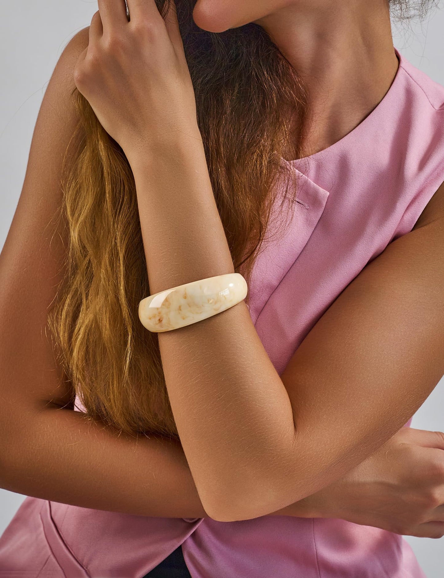 WOWORAMA Chunky Beige Acrylic Resin Cuff Bracelet for Women Trendy Acetate Mottled Dome Open Cuff Bracelets Statement Resin Bangle Jewelry