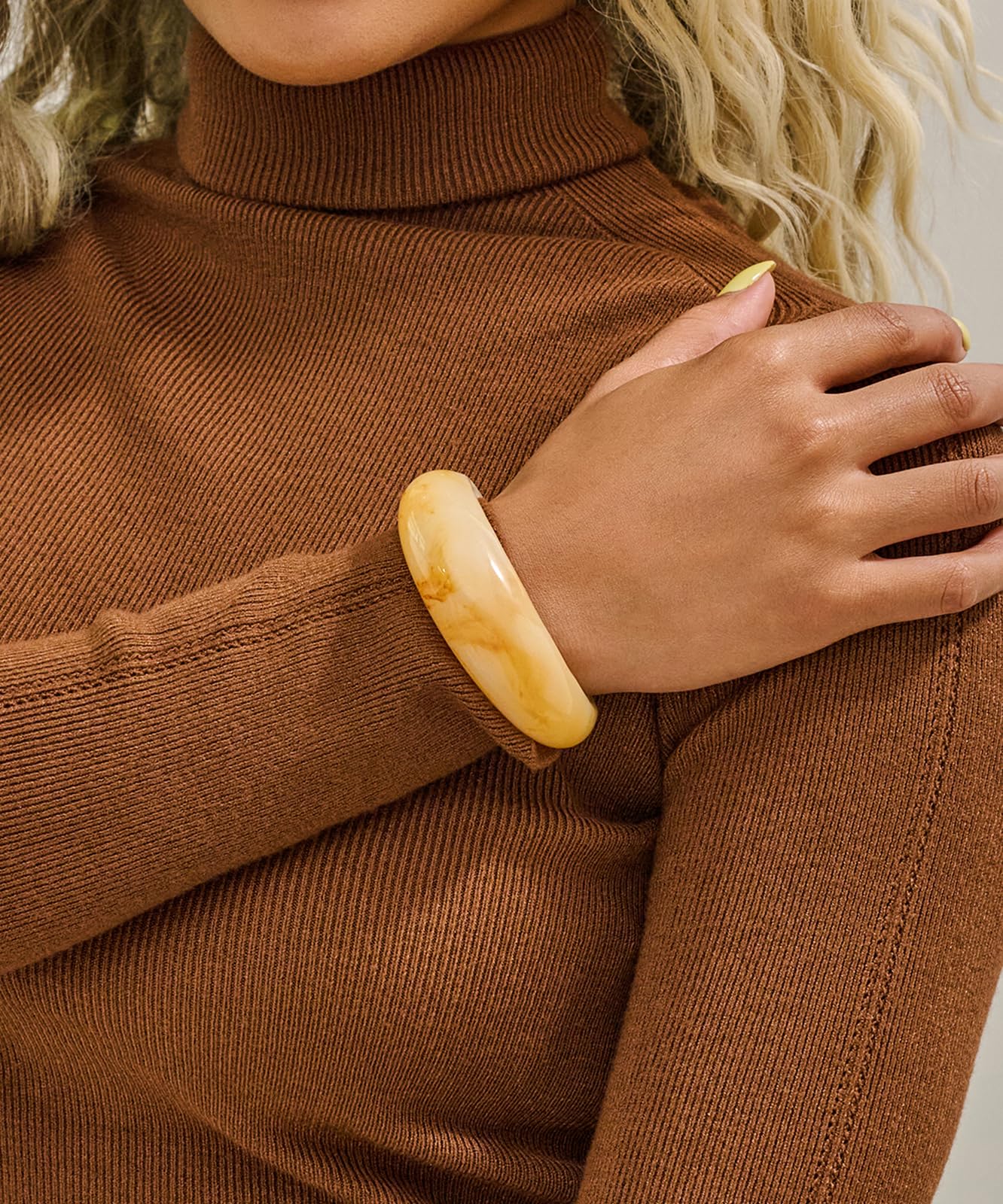 WOWORAMA Chunky Resin Acrylic Cuff Bracelet for Women Khaki Dome Acrylic Open Cuff Bangles Trendy Mottled Acetate Resin Bangle Bracelets Statement Plastic Bracelet