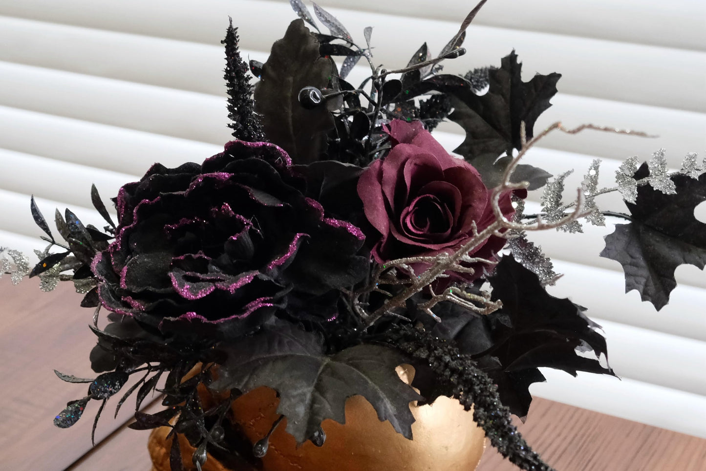 FLOROAD Halloween Decor, Gold Resin Skull Planter with Faux Plants Halloween Skull Decor for Home Coffee Table Bookshelf Dining Table Centerpiece, 14" H (Gold/Black/White/Red)