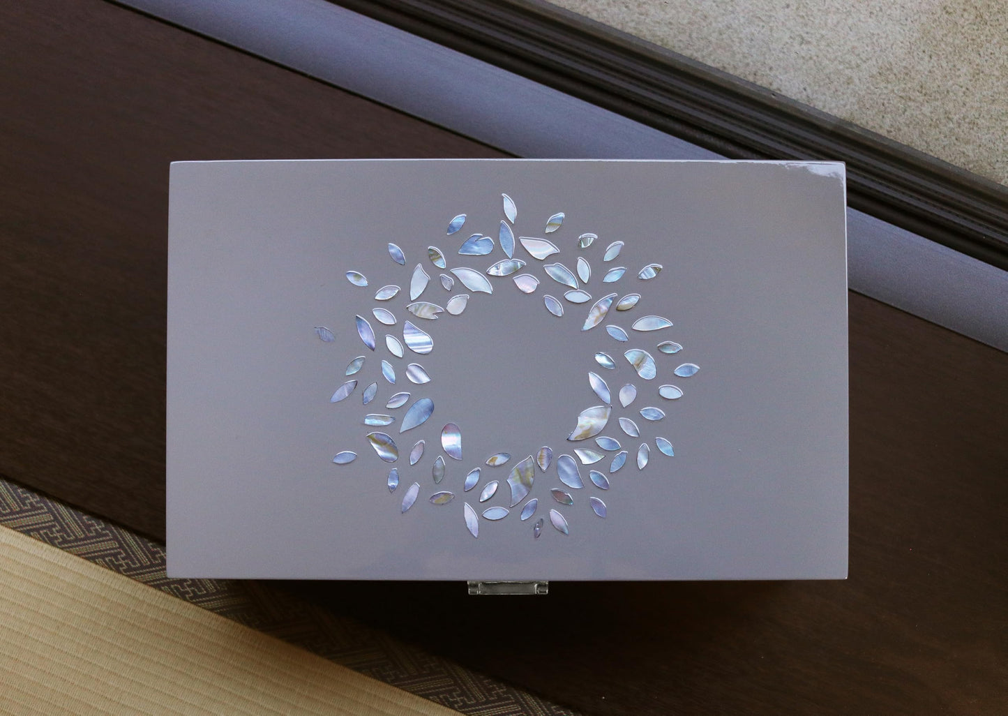 MADDesign Mother of Pearl Jewelry Organizer Box Handmade Lacquered Flower Petals Pattern (Gray)