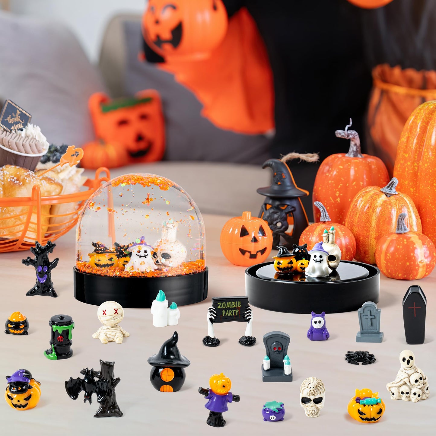 HoniedPepperino Halloween Snow Globe Craft Kit - 8 Set DIY Plastic Snow Globe Craft with Mini Resin Ghost Haunted House, Make Your Own Party Decor with Glitter for Classroom Activity Gifts (Halloween)