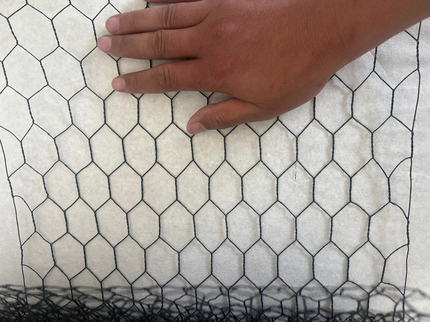 Black 13.5 x 400 Inches Chicken Wire Fencing Mesh PVC Coated Floral Chicken Wire for Crafts Poultry Garden, Hexagonal Galvanized Chicken Coop Rabbit Wire Fencing Netting Plant Protector mesh