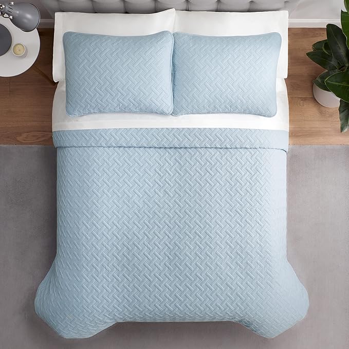 Serta ComfortSure Soft 2-Piece Twin Quilt Bedding Set, Includes Bedspread/Coverlet and Pillow Sham, Bedding for All Seasons, Machine Washable, Light Blue