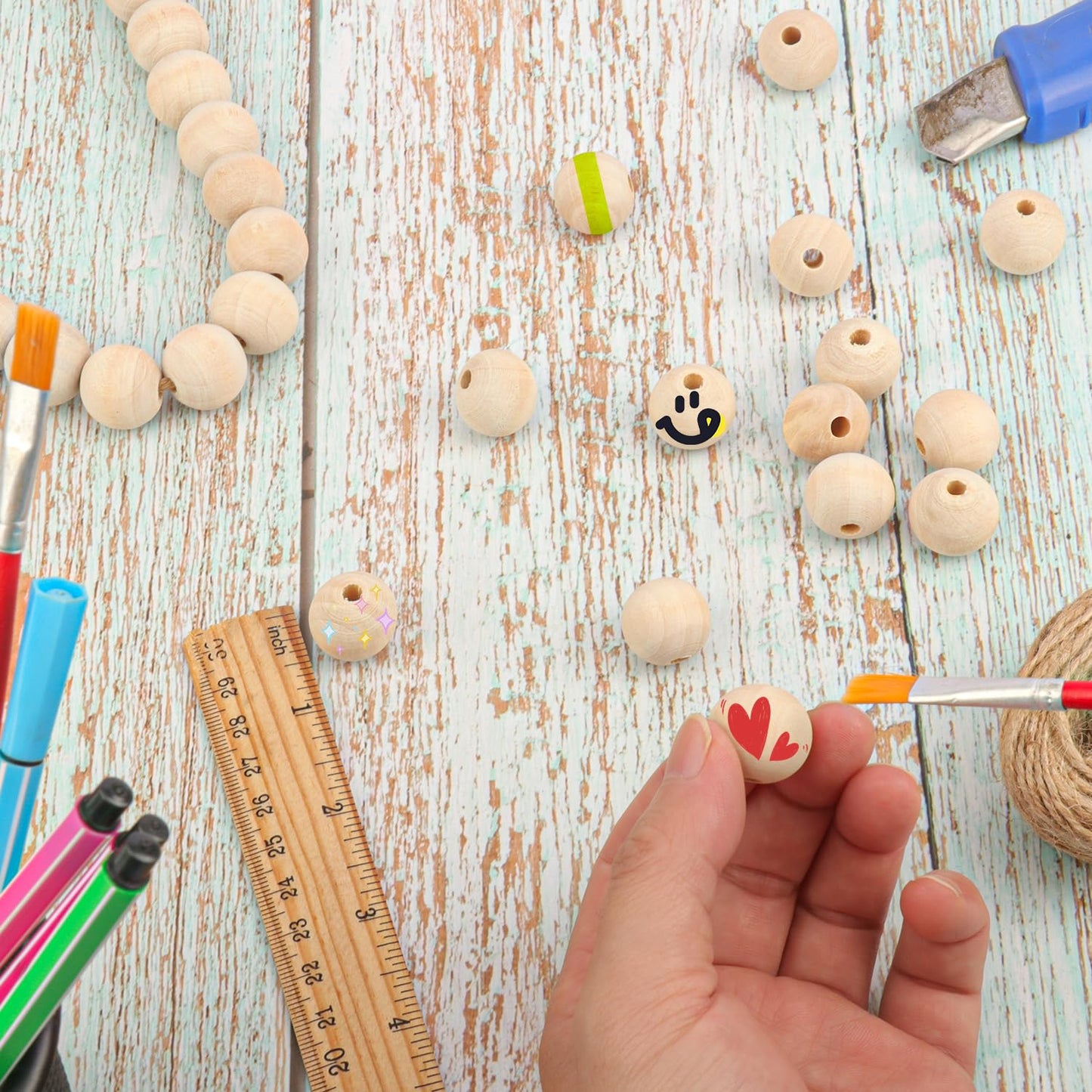 Yiksonyo 700 PCS 20 mm Wooden Beads with Hole, Beige Round Wooden Beads for Crafts, DIY Projects, and Home Decoration