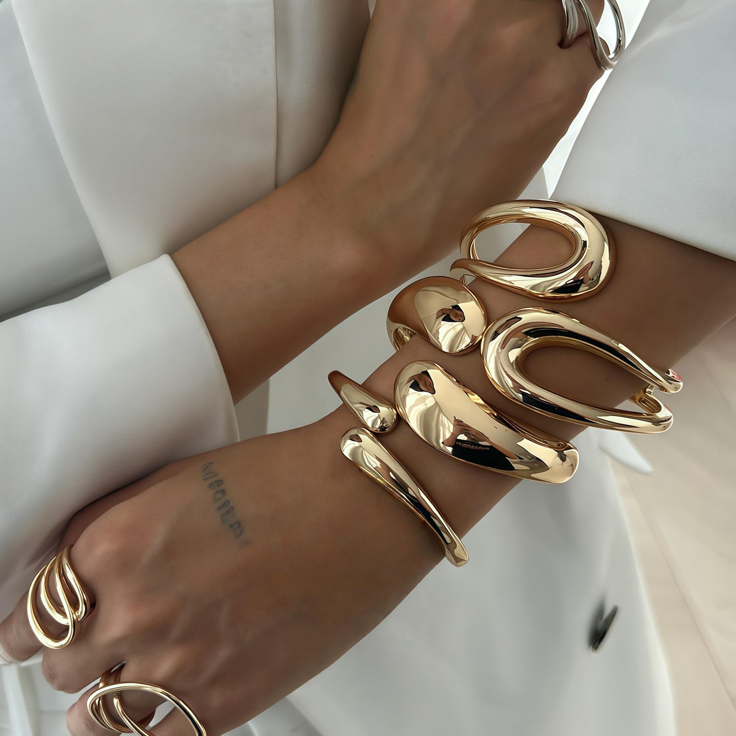 Dodder Chunky Gold Bangle Bracelets for Women, 14K Gold Plated Bangle Cuff Bracelet Set, Chunky Big Gold Bracelet Stack