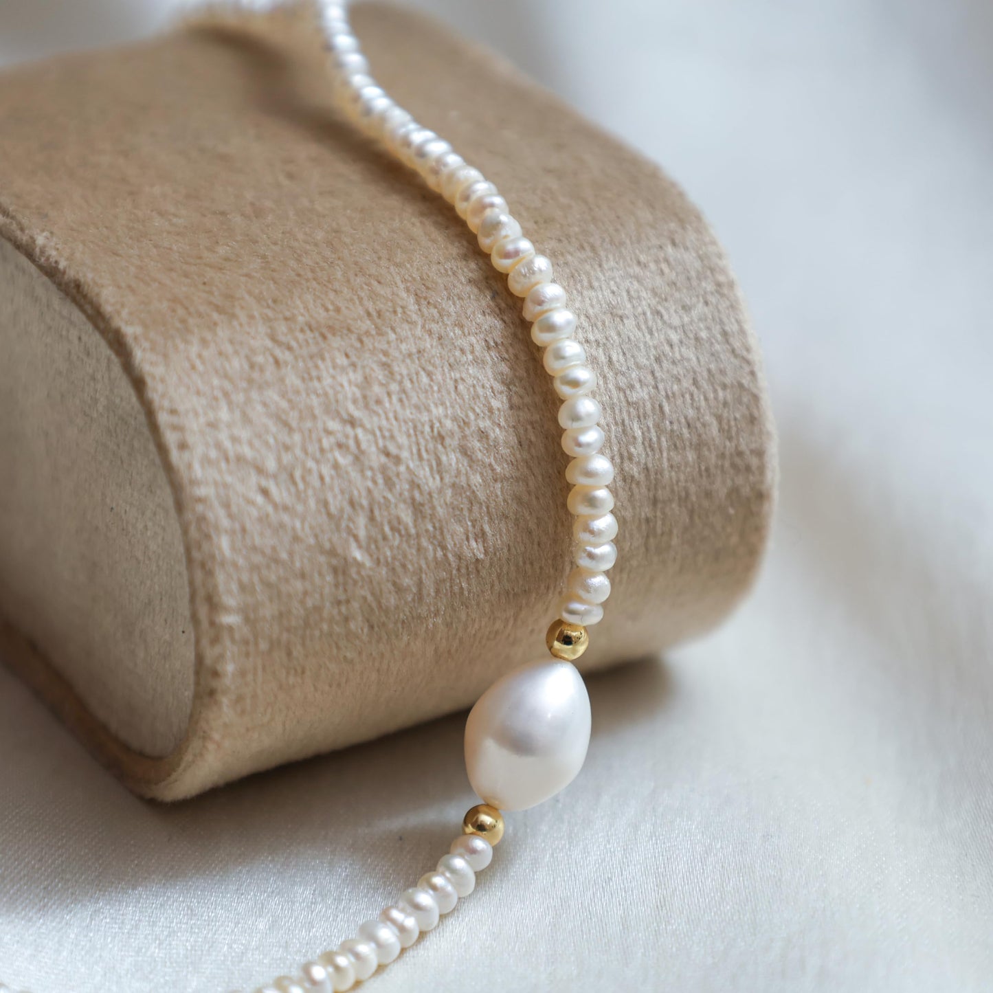Gempires Handmade Freshwater Pearl Bracelet for Women 14k Gold-Plated Beaded Jewelry Dainty Stackable Boho Bracelet June Birthstone Gift Hypoallergenic Elegant Pearl Bracelet