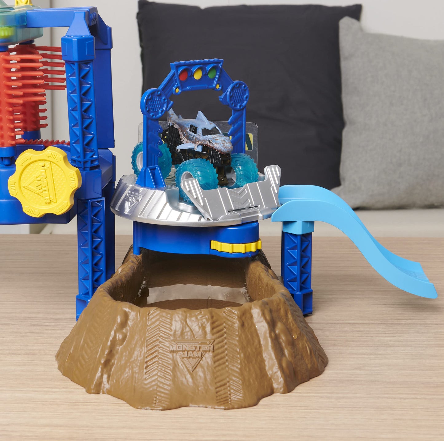 Monster Jam, Megalodon Monster Wash, Includes Color-Changing Truck, Interactive Water Play Kids Toys for Aged 3 and Up