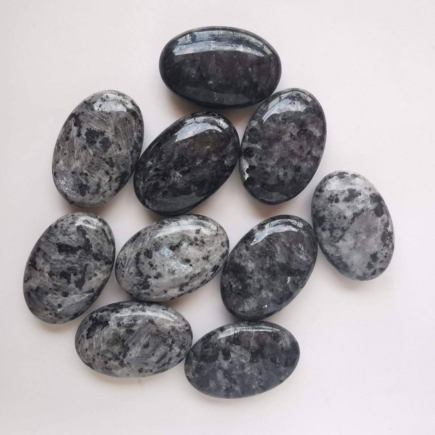 Loveliome Natural Black Labradorite Oval Polished Worry Stones, Healing Crystal Indoor Fountain Stones Massage Energy Anxiety Relief Items