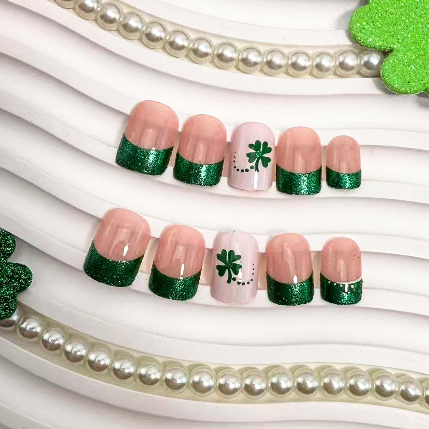 24Pcs St. Patrick's Day Press on Nails Short Square French Tip Fake Nails with Shamrock Designs Full Cover False Nails Green Glitter Acrylic Glue on Nails for Women DIY Saint Patrick nail Decoration