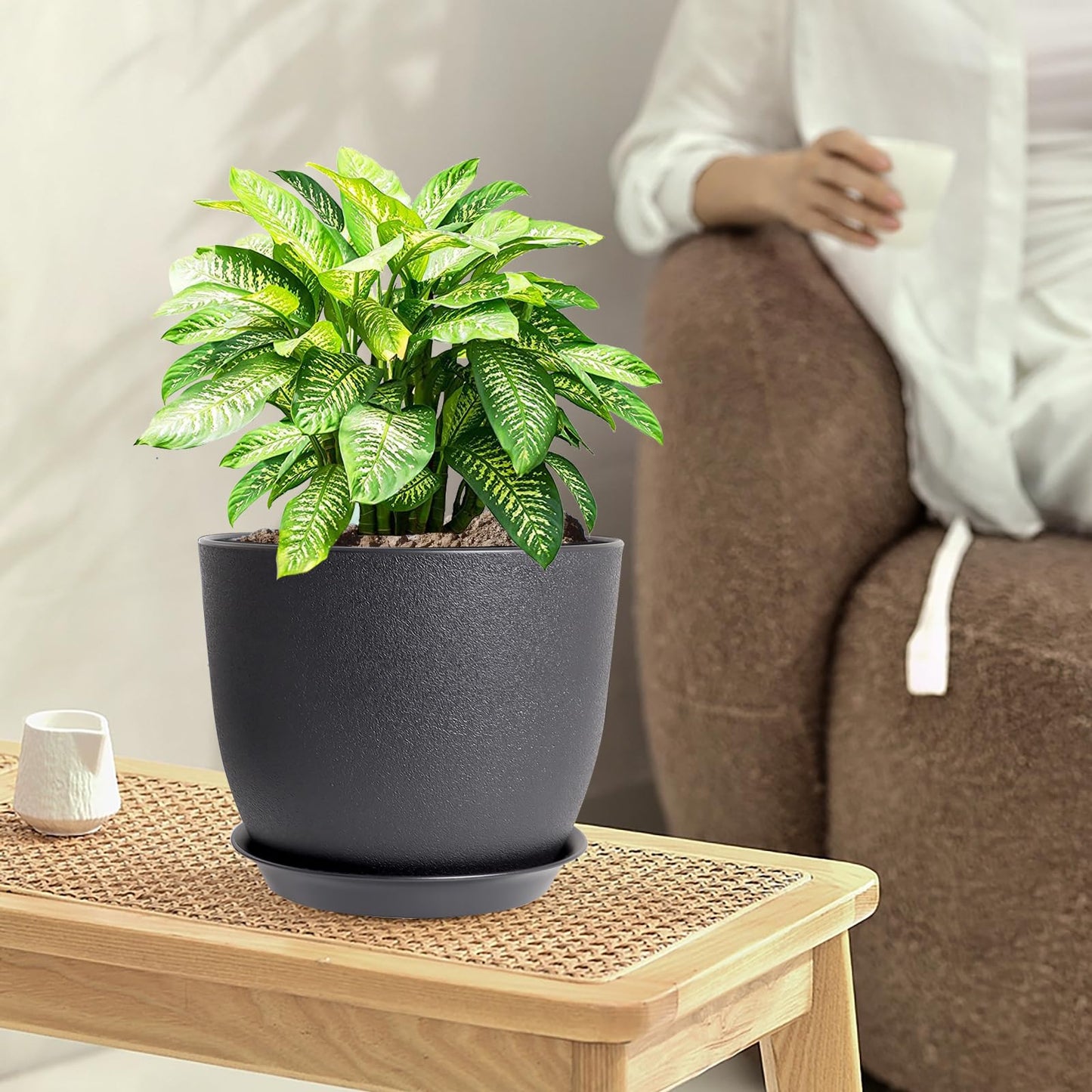 WSMKSZ 10/9/8 inch Medium Plant Pots, 3 Pack Modern Decorative Plastic Planters with Drainage Holes and Saucers, Flower Pots for Indoor Outdoor Plants, Black