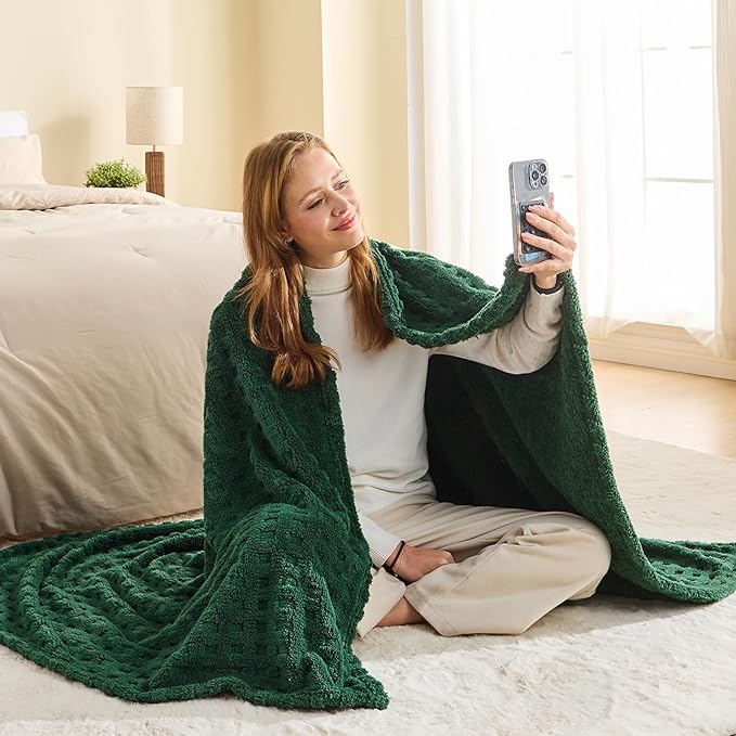 NEWCOSPLAY Super Soft Queen Blanket Green Premium Silky Flannel Fleece 3D Waffle Checkered Lightweight Bed Blanket All Season Use (Dark Green, Queen(90"x90"))