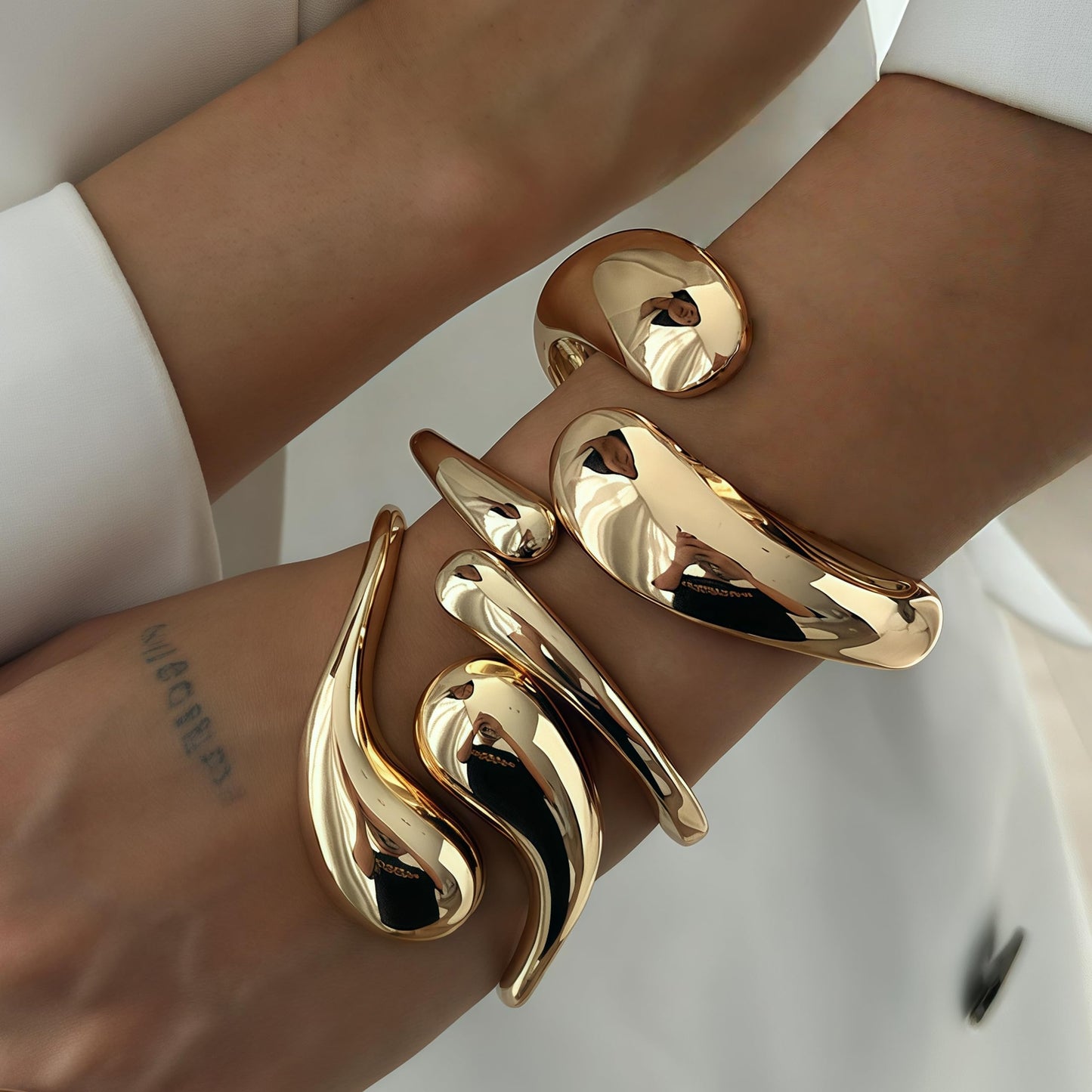 Dodder Chunky Gold Bangle Bracelets for Women, 14K Gold Plated Bangle Cuff Bracelet Set, Chunky Gold Bracelet Stackable