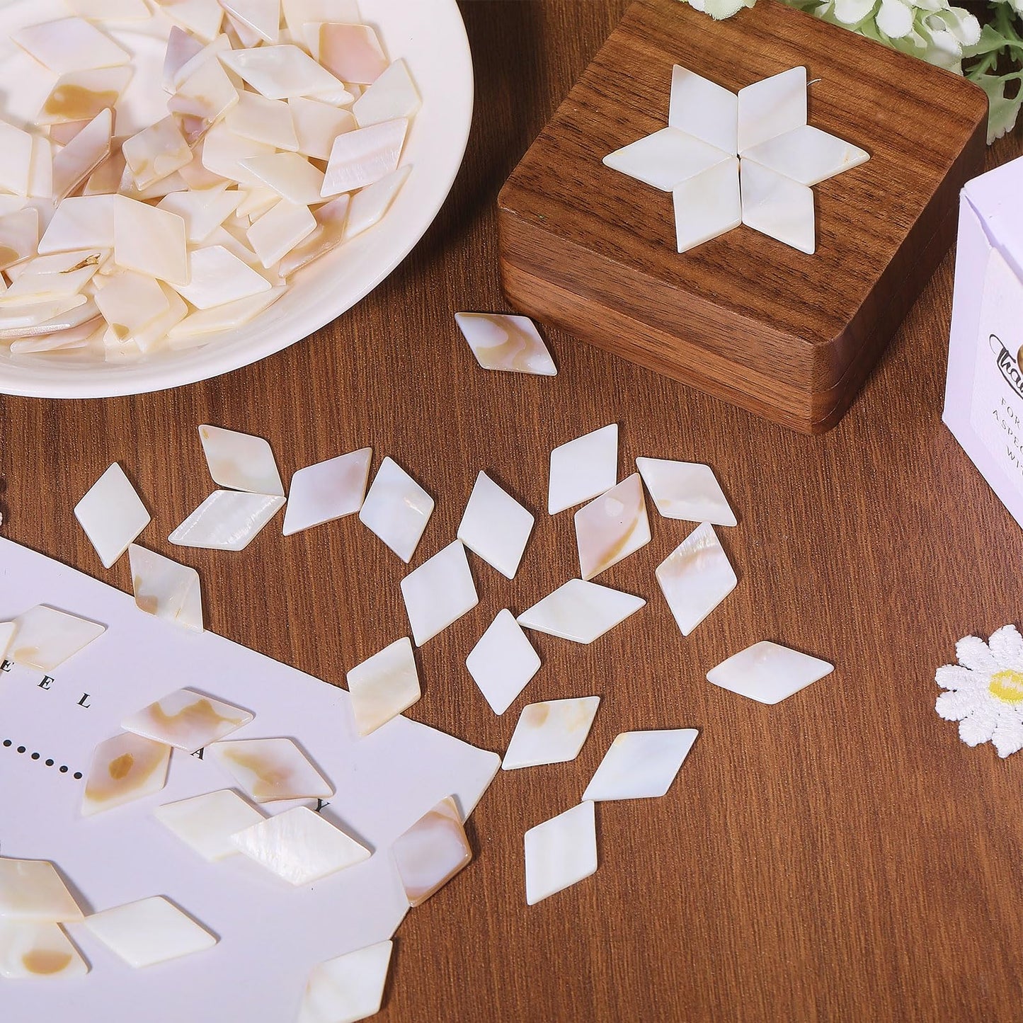 beinkmake 195Pcs Mother of Pearl Mosaic Tiles Bulk Natural Shell Mosaic Flat Rhombic Square Tiles for Home Decoration DIY Crafts