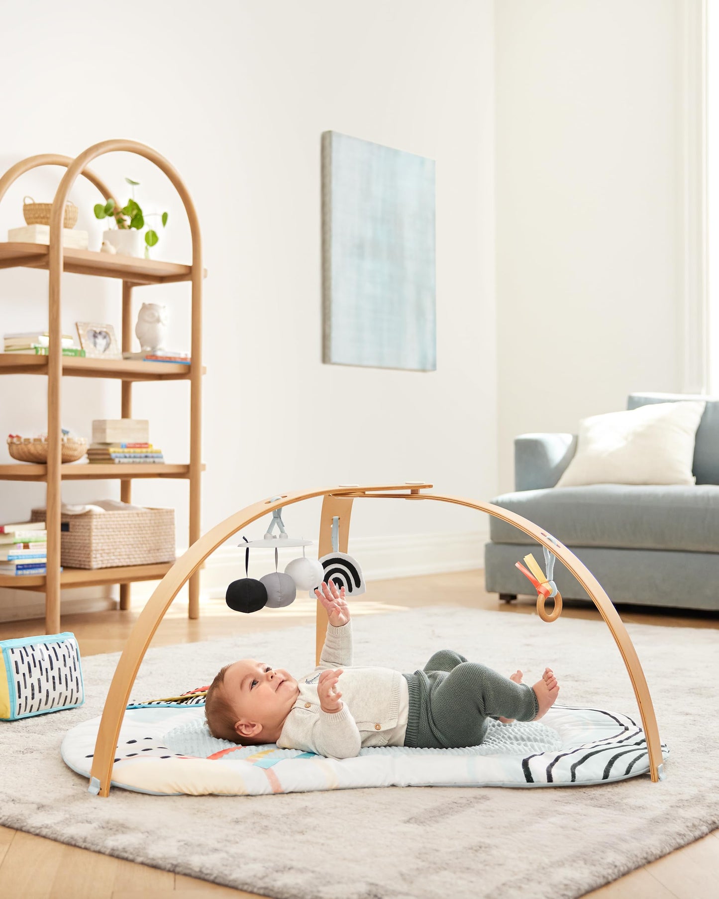 Skip Hop Baby Play Gym Montessori-Inspired 3-in-1 Sensory Tummy Time Activity Mat with 25+ Developmental Activities 4 Toys and 5 Parent Guide Cards with Stage-Based Activities Discoverosity Age 0-2y
