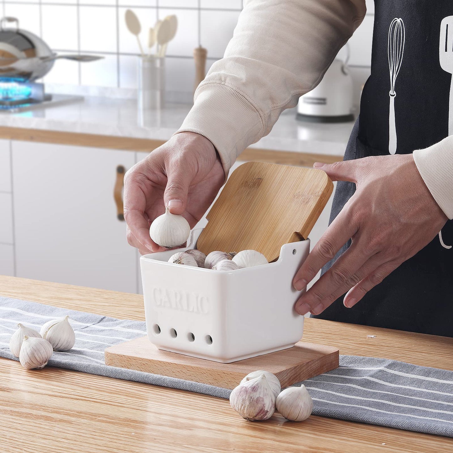 ONTUBE Garlic Keeper with Lid, Ceramic Garlic Holder Storage, Garlic Container for Kitchen, Garlic Saver to Keep Your Garlic Cloves Fresh Longer 4.7-Inch (White)