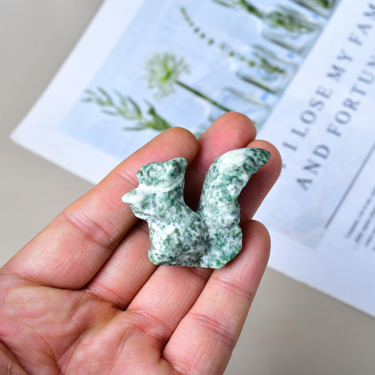 DZJXBZhu Qinghai Emerald Squirrel Crystal Healing Stone Spiritual Meditation Pocket Figurine Statue Natural Gemston Hand Carved Polished Home Room Office Desk Decoration Gift Collect