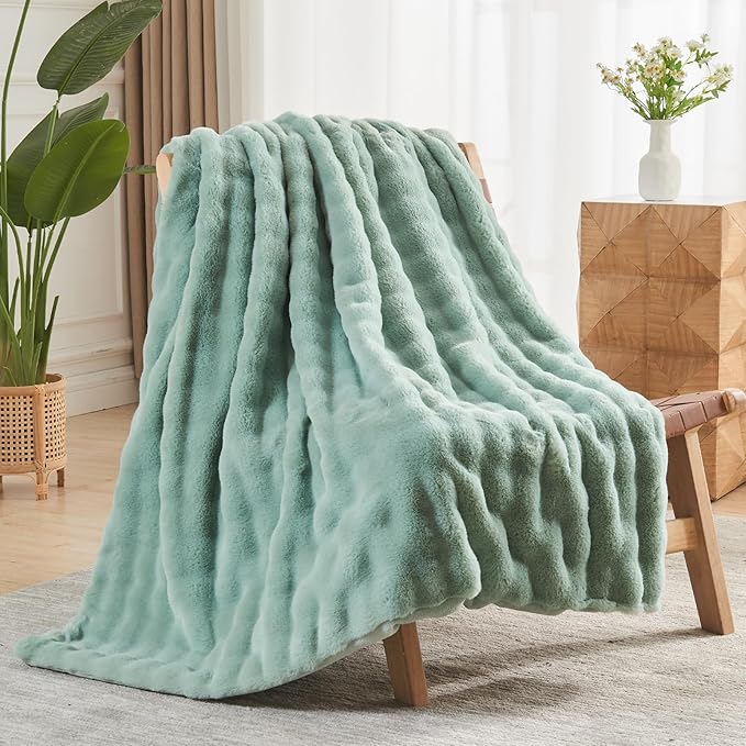 NEWCOSPLAY Faux Fur King Blanket Sage Green Bubble Blanket Thick Warm Soft for Couch Sofa Bed 550GSM (New Sage Green, King(90"x110"))